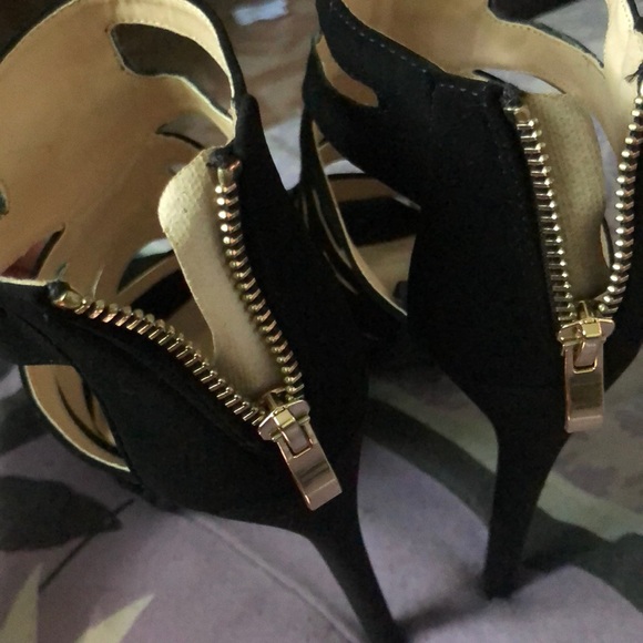 Black heels with gold accent - Picture 3 of 4